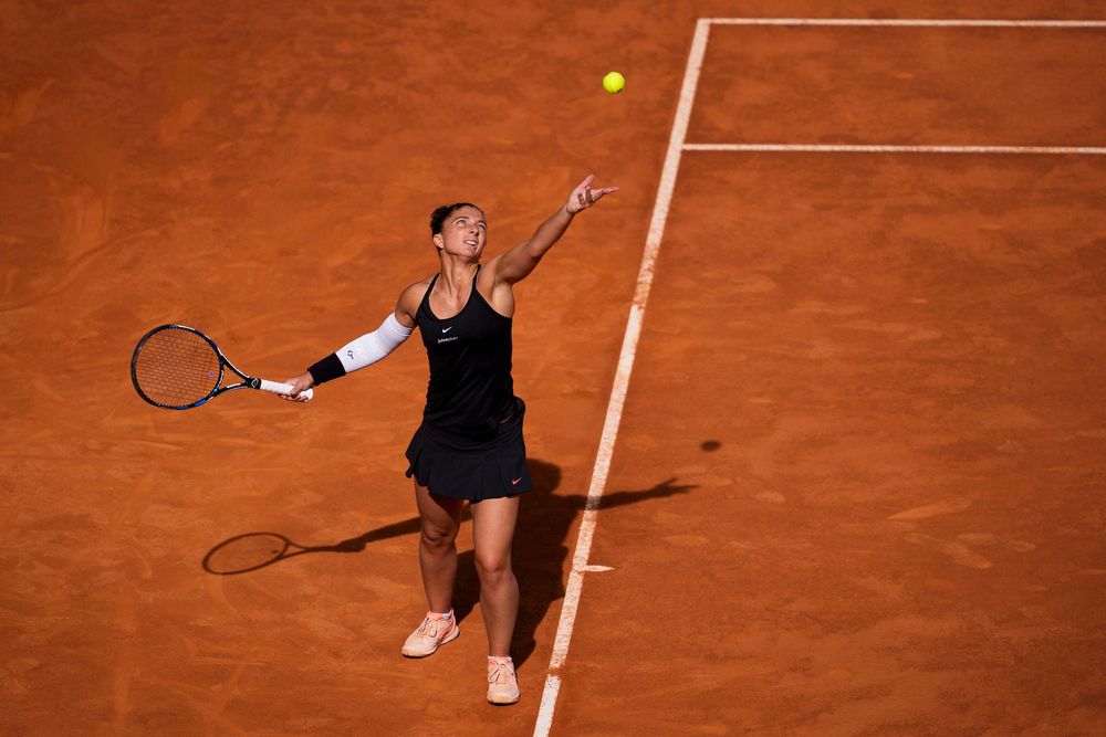 Errani battles past Wozniacki in Madrid opening round