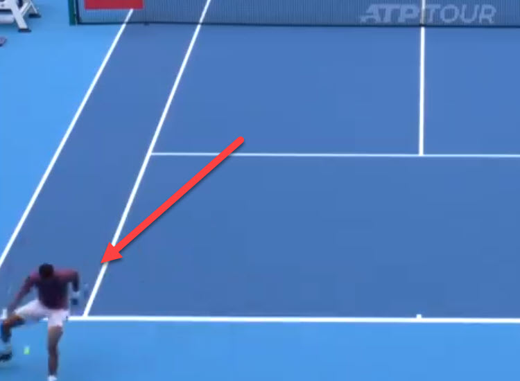 WATCH. Monfils performs a fantastic passing shot during after a tweener in his encounter versus Medvedev in Beijing