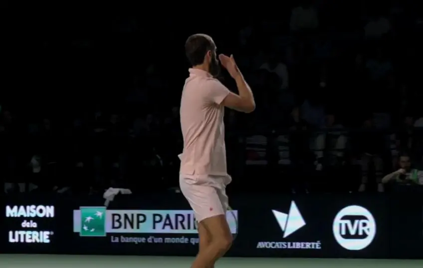 Benoit Paire loses in 37 minutes, responds to boos with kisses