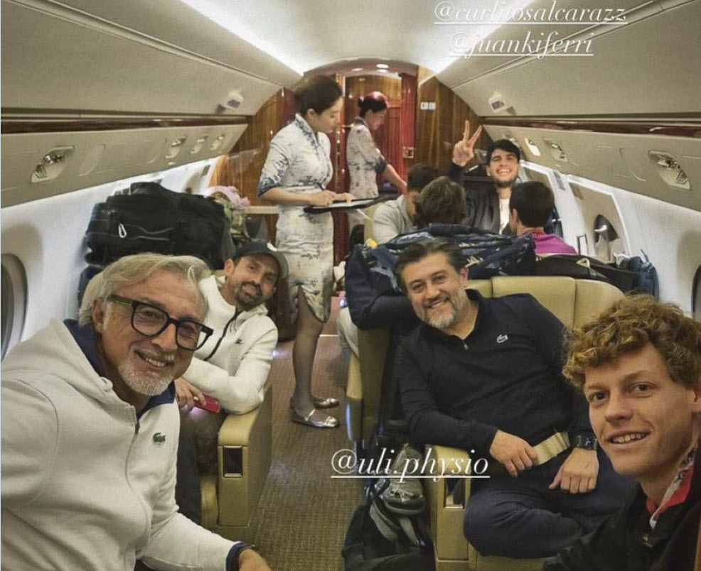 Alcaraz and Jannik Sinner fly together to Shanghai after playing the Beijing final