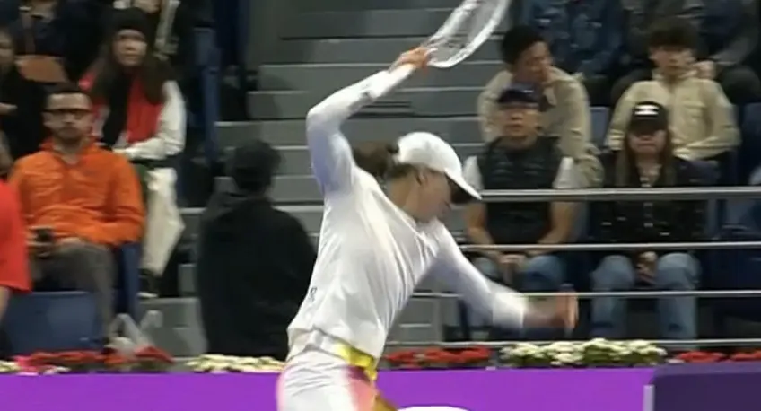 Watch: Angry Iga Swiatek smashes racket, Jelena Ostapenko laughs