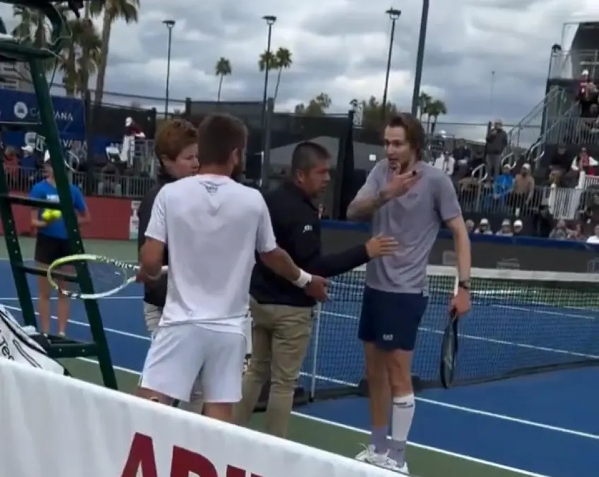New footage: Alexander Bublik tells Corentin Moutet to meet him outside in 10 minutes